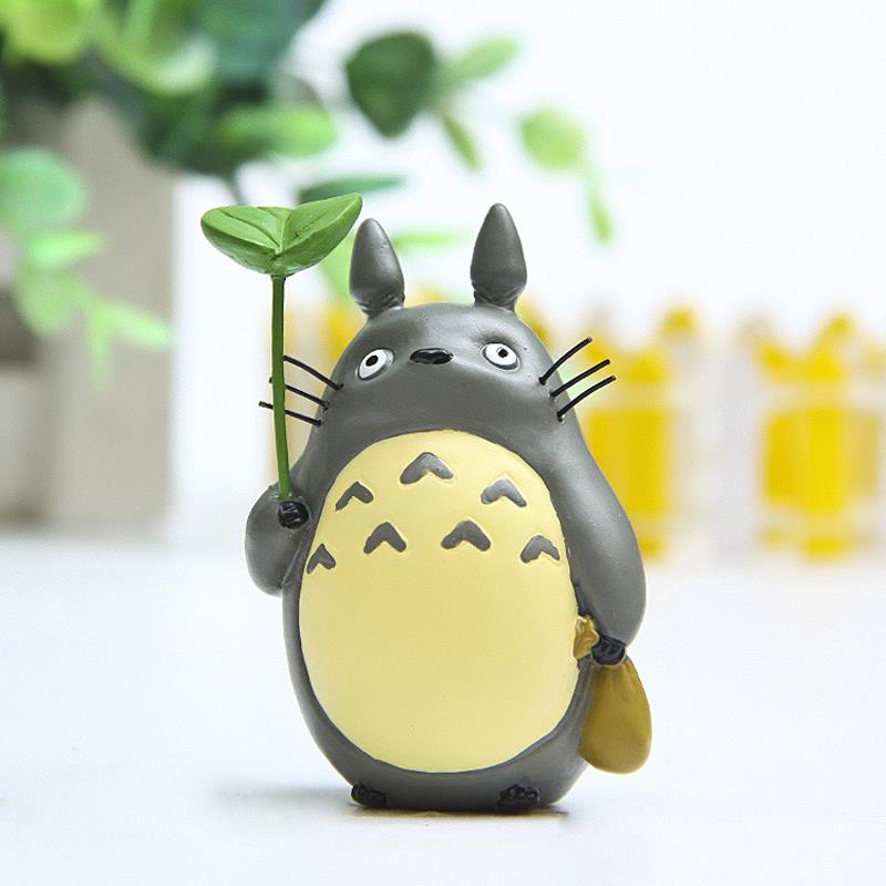 Figure Totoro With Leaf Me